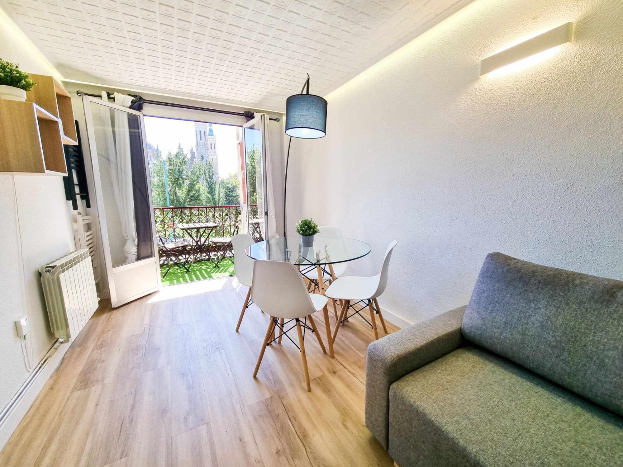 Apartment Front Views To El Pilar Comotucasa